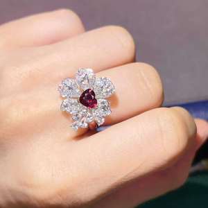 เครื่องประดับหรูหรา SGARIT แหวนดอกไม้ประดับทับทิม 18K ทองคำแท้ ไม่ผ่านการอบความร้อน ฝังเพชร 79 เม็ด และไพลินขาว 11 เม็ด เครื่องประดับชั้นดี - Product Image 2