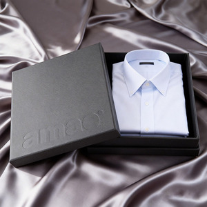 Boîte cadeau dorée avec écharpe - Fabriquée à la main, revêtement UV durable en carton de luxe pour vêtements - Product Image 1