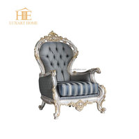 Fauteuil en tissu velours bleu de style classique de luxe pour salon, design vintage fantaisie, chaise en bois vintage italienne