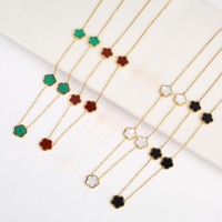 Juego de 2 piezas: Pulsera y Collar de Flor Esmaltada Negra Chapada en Oro Real de 18k, con Tréboles de Cinco Hojas de Concha Blanca de Acero Inoxidable