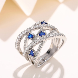 Anello con Zirconi Intrecciati per Donne, Elegante Gioiello Scintillante alla Moda - Product Image 1