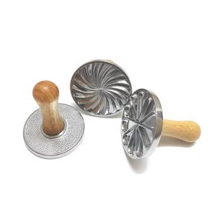 Moule à biscuits et à gâteaux en alliage d'aluminium à bords arrondis, dispositif de gaufrage, découpeur de gâteaux, outils de pâtisserie, marteau à poudre avec manche en bois - Product Image 1