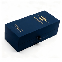 Boîte cadeau magnétique de luxe pour vin, emballage en papier mat bleu marine avec insert en mousse EVA, ruban de tirage et estampage à chaud doré pour whisky