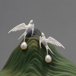 Orecchini Pendenti Rosaeflora "Among the Clouds" con Rondini in Volo, Argento Sterling 925 Autentico e Perle d'Acqua Dolce, Gioielli Raffinati - Product Image 2