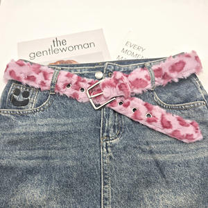 Hottie Retro Trendy Gargantilla Cinturón para diseño de estampado de leopardo en forma de ojo de felpa rosa con material de PU - Product Image 4