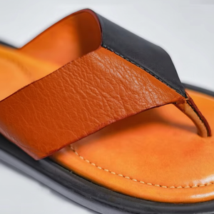Chanclas negras de cuero genuino para mujer, zapatillas hechas a mano, sandalias marrones, diseño plano moderno de MS Handicraft - Product Image 1