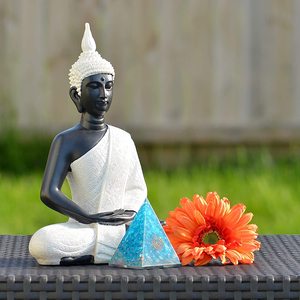 Natural Blue <b>Orgonite</b> Resin Crystal Pyramid | Reiki Healing Energy Generator | Handmade Chakra Pyramid for Home Decoration - Product Image 4