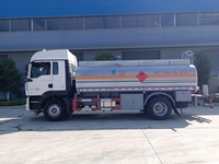 Nouveau camion-citerne SINOTRUK HOWO 4x2 de 10 000 L, camion-citerne de transport de carburant de 10 m³, camion-citerne de transport d'huile de 18 tonnes, camion de ravitaillement mobile à vendre