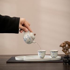 Théière en céramique faite à la main, mini théière ronde en porcelaine avec couvercle, ensemble de thé Kung Fu portable - Product Image 2