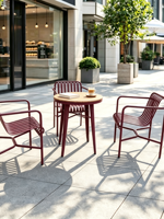 Ensemble table et chaises d'extérieur en fer forgé, style luxe léger, mobilier décontracté pour espace lounge, idéal pour café, maison d'hôtes, patio