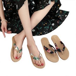 Infradito da donna estive leggere con fiori, per interni/esterni, casual, con tacco piatto, con fascia floreale, classiche da spiaggia effetto paglia - Product Image 1