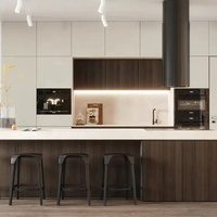 Îlot de cuisine ouvert en marbre à grain de bois contrastant, avec appareils encastrés, niche LED, évier et robinet intégrés sur mesure, pour salle à manger-cuisine