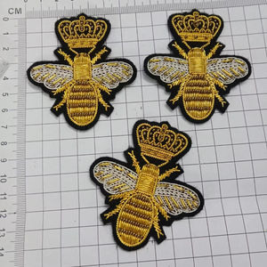 ชุดตราสัญลักษณ์ปักลายมงกุฎทองและผึ้ง - Product Image 1