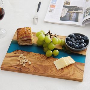 Planche à découper et à servir en bois d'olivier de luxe avec résine époxy bleue pour charcuterie, fromage, fruits - Product Image 4