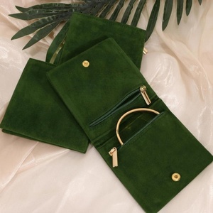 Sacs à bijoux en velours écologiques personnalisés avec fermeture éclair pour le rangement des colliers et des boucles d'oreilles, 3 tailles, impression de logo personnalisée disponible - Product Image 5