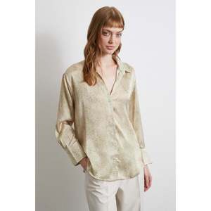 เสื้อเชิ้ตผ้าซาตินลายวีเนคสีเขียว เสื้อเชิ้ตผู้หญิงลำลองติดกระดุม สไตล์เรียบง่ายทุกวัน - Product Image 6