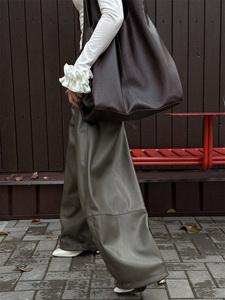 <span class=keywords><strong>Pantalon</strong></span> Harem <span class=keywords><strong>Femme</strong></span> Personnalisé OEM Automne Hiver 2025 Vert Armée <span class=keywords><strong>Simili</strong></span> <span class=keywords><strong>Cuir</strong></span> Cordon de Serrage Jambe Large pour un Style Décontracté et Sans Effort - Product Image 5