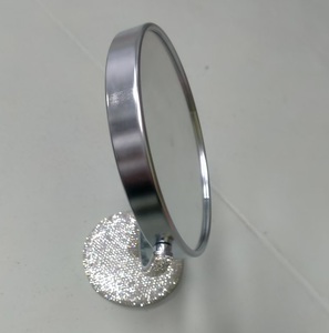 Espejo Redondo Metálico de Doble Cara con Rotación de 360 Grados y Juego de Cepillos para el Cabello con Decoración de Incrustaciones de Diamantes Hechas a Mano - Product Image 1