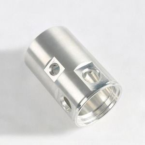 Componente de Cilindro de Acero Inoxidable con Orificios Roscados y Recortes Cuadrados - Product Image 1