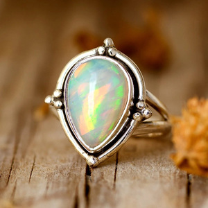 Anello Vintage a Goccia d'Acqua in Tono Argento, Stile Arcobaleno di Nicchia, Accessorio Moda per Feste e Outfit Quotidiani - Product Image 6
