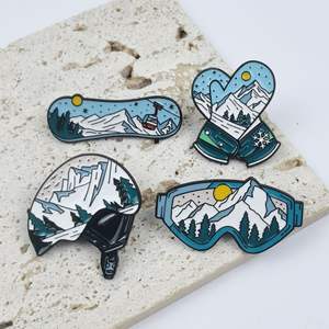 Broche personnalisée mignonne en émail souple pour vêtements d'enfants, occasions de mariage et de fiançailles, avec logo de sport de ski - Product Image 1