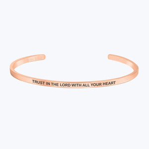 Bracelet personnalisé en acier inoxydable avec inscription biblique inspirante chrétienne : « Dieu est en elle, elle ne s'abaisse pas » - Product Image 3