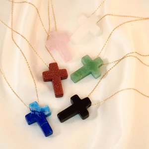 2024 <span class=keywords><strong>pas</strong></span> <span class=keywords><strong>cher</strong></span> Boho étanche Nature pierres croix pendentif colliers à la mode pierres précieuses Jade pendentifs à la main Nature pierres colliers - Product Image 3