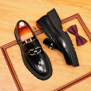 Zapatos formales de cuero italianos para hombre, calzado de cuero repujado de piel de becerro, diseño artesanal a la moda. - Product Image 4