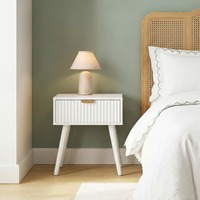Table de chevet OEM ODM en bois blanc à 1 tiroir avec façade cannelée, poignée dorée et pieds effilés pour chambre à coucher