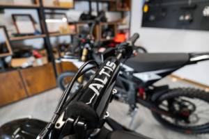 US Warehouse Stock Altis 72V 35Ah Dirt Bike 13kW Motor Off Road Ebike for Adults Mini Pit Dirt EBike - Product Image 2