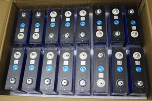 เซลล์ LiFePO4 รุ่น LF100LA 3.2V 100Ah 1C แบตเตอรี่อุตสาหกรรมแบบชาร์จและจ่ายไฟต่อเนื่องได้ - Product Image 3