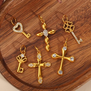 Symboles sacrés dorés |   Pendentif Clé Croix en Acier Inoxydable Plaqué Or PVD 18K avec Breloque Foi |   Imperméable, hypoallergénique et durable - Product Image 2