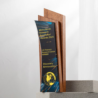 Trophée en bois de style cristal moderne avec design incurvé et finition haut de gamme pour les réalisations professionnelles et les cérémonies