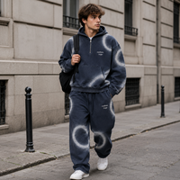 Conjunto de dos piezas personalizado: Sudadera con capucha de media cremallera con gráfico aerógrafo circular y bolsillo, y pantalones de chándal de pierna ancha para hombre, estilo casual urbano.