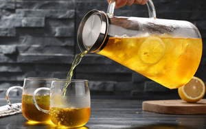 <span class=keywords><strong>Carafe</strong></span> en verre borosilicate de 2 L de conception européenne, fabriquée à la main, avec couvercle en acier inoxydable, sans <span class=keywords><strong>plomb</strong></span>, résistante à la chaleur, écologique et portable - Product Image 4