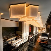 Plafonnier carré moderne en tissu sur mesure, luminaire linéaire combiné à LED pour hall d'hôtel, projet de décoration d'espace commercial