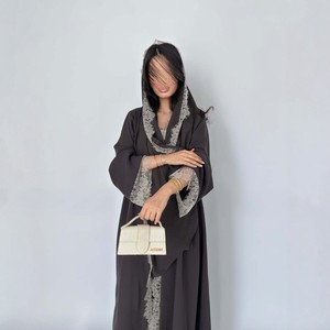Abaya <span class=keywords><strong>en</strong></span> <span class=keywords><strong>gros</strong></span> avec foulard, <span class=keywords><strong>en</strong></span> satin, bordure <span class=keywords><strong>en</strong></span> dentelle douce, broderie à motifs moelleux, chemisier à manches longues, kimono ouvert, Abayas musulmanes - Product Image 1