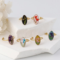 Bague ajustable en acier inoxydable plaqué or avec fleur naturelle pressée et résine ovale