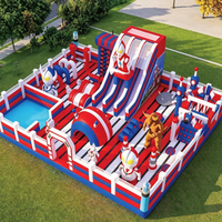 Parc de jeux gonflable commercial multicolore, grande structure de jeux gonflable pour enfants avec toboggan et parcours, idéal pour centres commerciaux, places publiques et locations de carnaval