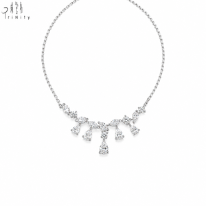 Collier en or blanc massif 18 carats de qualité exceptionnelle avec cluster de diamants de formes variées, bijoux fins pour femmes, à porter lors d'occasions formelles - Product Image 2