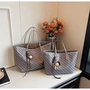 Borsa Tote Firmata Personalizzata in Vero Denim Versione Louis da Donna di Fama REP Misura Media Pieghevole con Doppi Manici e Cerniera Logo all'Ingrosso - Product Image 1