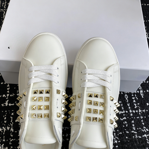 Chaussures blanches à semelle épaisse en cuir véritable pour femmes, style décontracté et sportif, avec rivets, couleur blanc laiteux, Valentinos. - Product Image 4