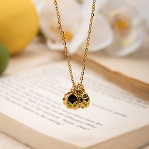 Collana all'ingrosso in acciaio inossidabile placcato oro 18 carati con smalto colorato a forma di coccinella, collana di lusso leggero in acciaio al titanio - Product Image 4