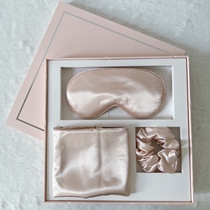 Heenlong Sleep Travel Satin Sleep <span class=keywords><strong>Funda</strong></span> <span class=keywords><strong>de</strong></span> <span class=keywords><strong>almohada</strong></span> para dormir Piel rosa con máscara para los ojos Scrunchies para el cabello <span class=keywords><strong>Funda</strong></span> <span class=keywords><strong>de</strong></span> <span class=keywords><strong>almohada</strong></span> <span class=keywords><strong>de</strong></span> <span class=keywords><strong>satén</strong></span> <span class=keywords><strong>de</strong></span> seda con caja <span class=keywords><strong>de</strong></span> regalo - Product Image 1