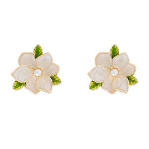 Pendientes de tuerca elegantes de estilo francés con flor de gardenia de aleación de imitación de perla, estilo bosque para mujer, con engaste de bisel de oro de 18K - Product Image 6