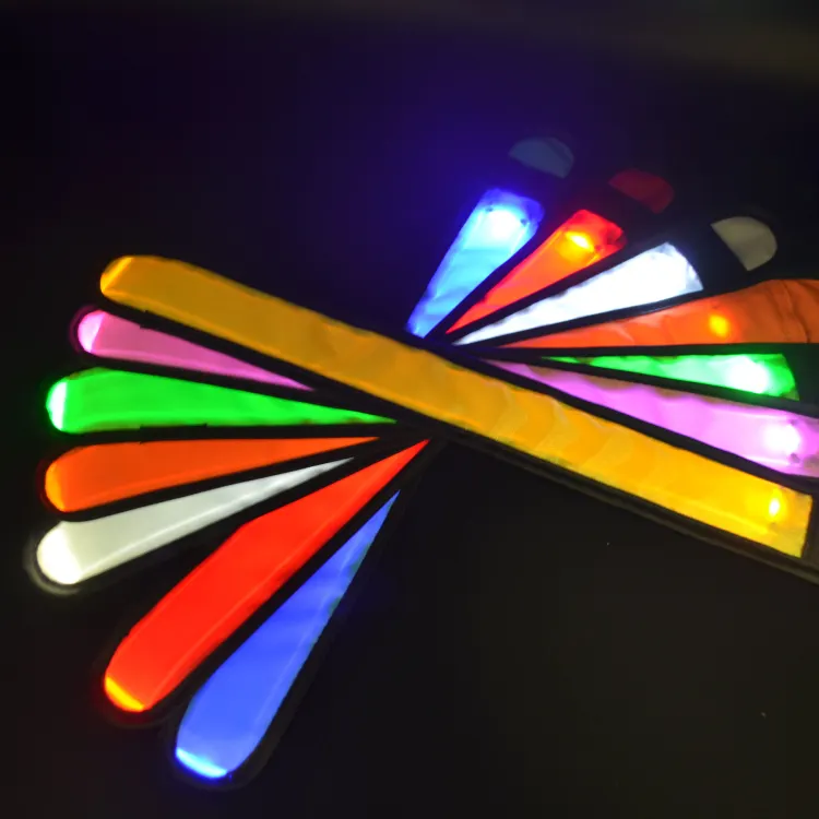 प्रोमोशनल उपहार लोकप्रिय Wristbands चमकती खेल एलईडी लाइट हाथ की पटि्टयाँ थप्पड़ कंगन बैंड लपेटें