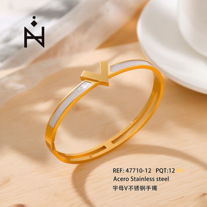 Bracciale in Acciaio Inossidabile con Lettera V, Tono Dorato, Gioielli alla Moda - Product Image 3