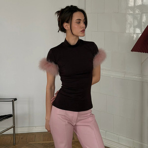 Camiseta de Mujer con Mangas de Plumas Rojas, Corte Ajustado, Color Sólido, Tejido de Poliéster, Estilo Urbano - Product Image 4