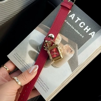Le fabricant fournit des montres scottie9858 avec bracelet en cuir Scottie, dotées de pendentifs tridimensionnels et de fermoirs carrés.