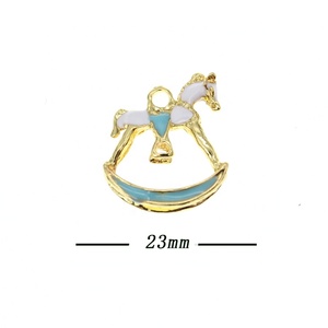 批发用于婴儿别针迷你银色镀金粉色蓝色珐琅动物马造型魅力 - Product Image 3